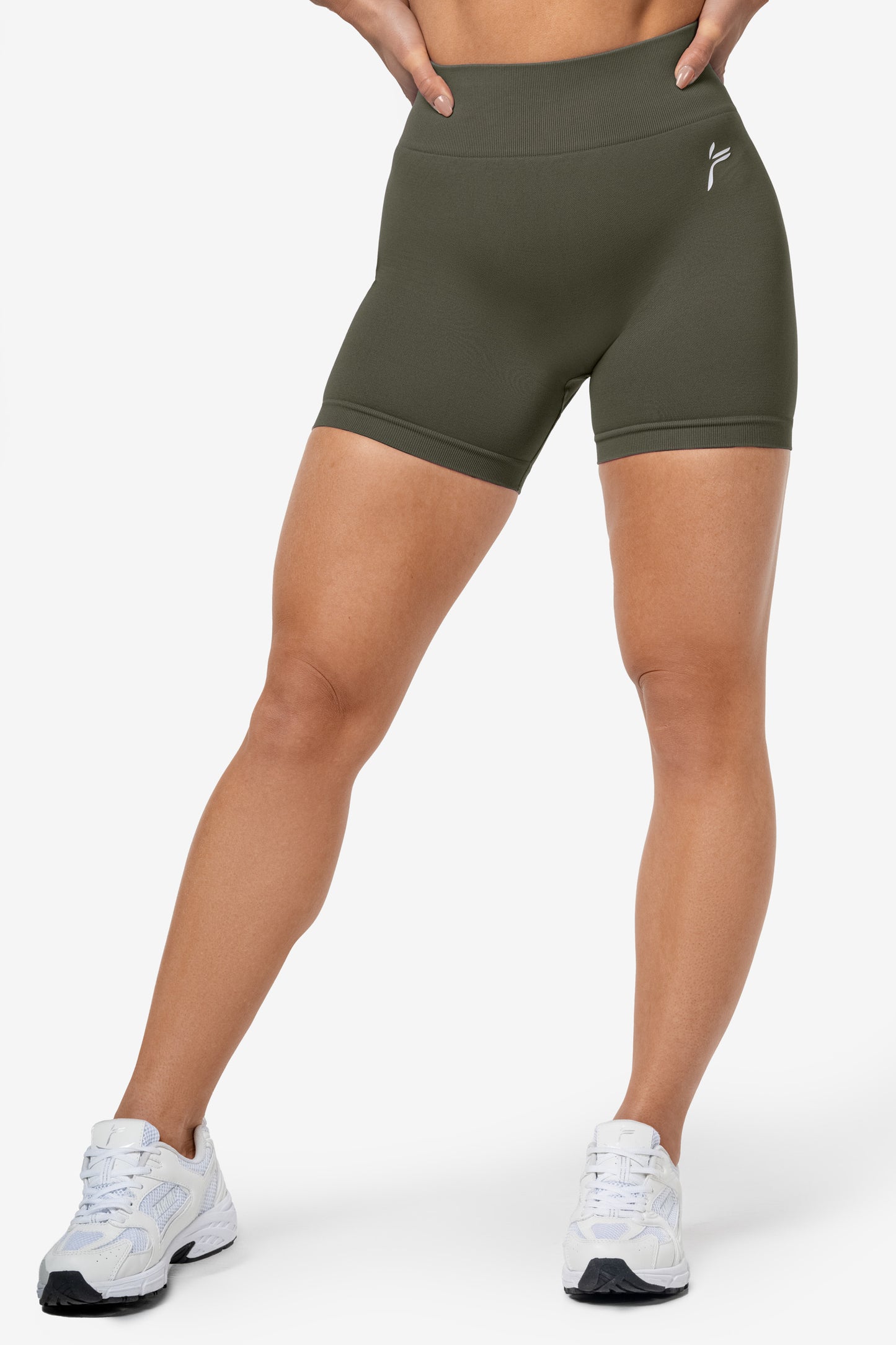 Green Lunge Scrunch Shorts - for dame - Famme - Shorts